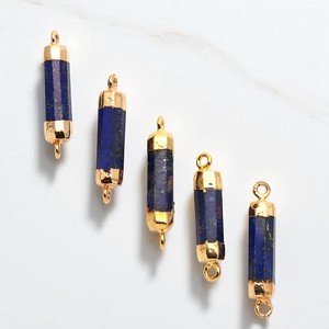 Encantos de piedras preciosas de lapislázuli de doble punta galvanizada de oro de 18K-Conectores de piedras preciosas de forma cilíndrica para venta al por mayor - Product Image 1