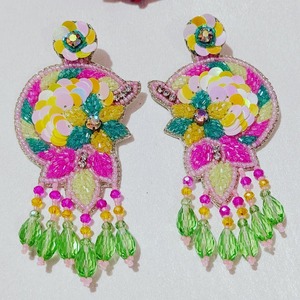 Boucles d'oreilles élégantes brodées de perles de rocaille pour femmes, accessoires de mode faits à la main, boucles d'oreilles brodées pour fêtes - Product Image 3