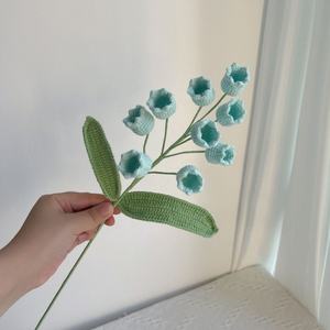 Ramo de Flores de Lirio de los Valles Hecho a Mano con Ganchillo, Arreglo Floral a Juego - Product Image 5