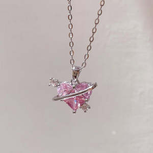 Colgante de Corazón Rosa Moderno de Hallmark, con Diamantes y Perlas, en Latón Chapado en Oro con Cadena de Eslabones, Regalo para Ocasiones Especiales - Product Image 2