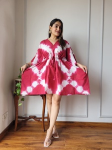 Vestido caftán de algodón con cuello en V hecho a medida, silueta suelta con cordón en la cintura para boutiques y revendedores - Product Image 3