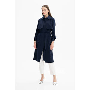 Trench-coat court bleu marine drapé pour femme avec col, poches et ceinture - Product Image 2