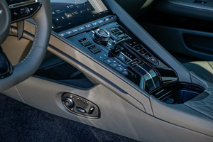 2024 A s t o n M a r t i n DB12 Storm Purple V8 RWD Coupe 4.0L Herramienta de mano para vehículos - Product Image 2