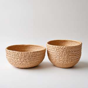 Cuenco de caña y ratán hecho a mano con diseño tejido natural-Pieza decorativa y funcional versátil para la decoración del hogar - Product Image 2