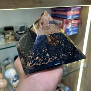 Pirámide de Orgón de Turmalina Negra Natural Pulida a Mano, de Gran Tamaño, con Espiral de Cobre para Protección EMF, Duradera para el Hogar - Product Image 4