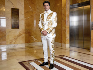 Traje de Etiqueta Color Naranja Óxido para Hombre con Bordado de Hojas Doradas, Traje de Novio Personalizado - Product Image 2