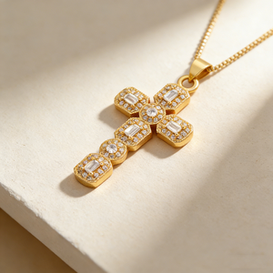 قلادة كريستال أنيقة بالجملة من QIKU، قلادة نحاسية مطلية بالذهب مع حجر الزركونيا، تصميم كلاسيكي فاخر مرصع بالأحجار الكريمة - Product Image 1