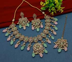 Nouveau design plaqué or traditionnel goutte perle et pierre cloutée boucle d'oreille Mangtika collier ras du cou ensemble et ensemble de bijoux pour femmes - Product Image 5