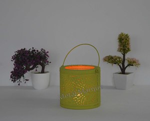 Linterna colgante con forma de cubo de bajo precio hecha a mano amarilla con mango Simple, soporte votivo de luz en T Simple, linterna Premium - Product Image 2