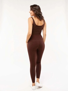 Conjunto de Ropa de Yoga de Poliéster y Spandex de Secado Rápido y Reciclable, Ecológico, Transpirable, con Pantalones Cortos Acampanados y Sujetador Deportivo, 2 Piezas - Product Image 3