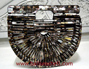 กระเป๋าเปลือกหอยสีดำ สไตล์แฟชั่นตาฮิติ - Product Image 4