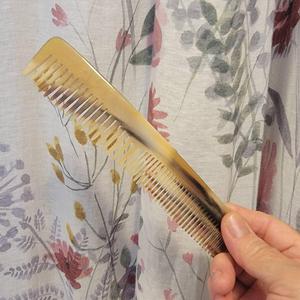 Peigne à cheveux artisanal en corne de vache naturelle, fait main, écologique, moderne, à dents lisses, pour hommes et femmes, antistatique, démêlant et coiffant - Product Image 2