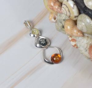 Pendentif en argent sterling massif 925 en ambre baltique naturel de forme ronde avec plusieurs pierres précieuses - Product Image 1