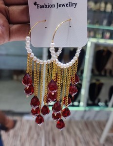 Ensemble de boucles d'oreilles indiennes traditionnelles en Kundan plaqué or avec perles, design élégant et fantaisie pour femmes et filles - Product Image 4