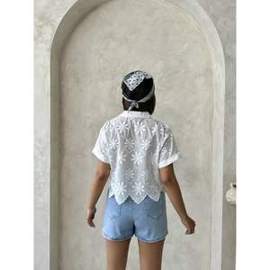 Blusa y Camisa Bordada para Mujer, Diseño Elegante y Personalizable para Mayor Comodidad y Estilo - Product Image 1