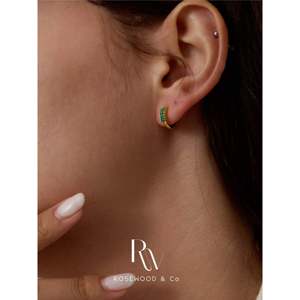 Orecchini a perno delicati in oro vermeil con serpente verde, orecchini a cerchio a forma di serpente ipoallergenici con pavé, regalo per lei - Product Image 5
