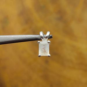 Collar con colgante de plata 925 de piedra lunar arcoíris con forma de rectángulo, colgantes de plata pequeños con ajuste de bisel de puntas finas artesanales - Product Image 1