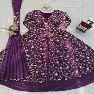 VASTRA COTTAGE - Top Lehenga de Seda Pesada con Bordado Fendy, con Dupatta, Trabajo de Hilo y Lentejuelas, Ropa Étnica de Diseñador para Mujer - Product Image 6