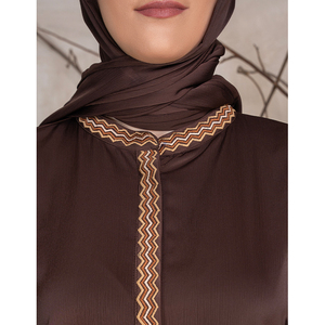 Nouveau Vente en Gros Abaya Islamique Vêtements Femmes OEM ODM Personnaliser Couleur Marron 100% Tissu Polyester Brodé à Manches Longues Abaya - Product Image 1