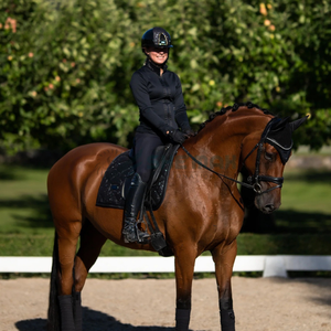 Tapis de selle pour cheval doublure intérieure souple Couche extérieure anglaise respirante de luxe Structure durable conçue pour l'équitation de longue durée - Product Image 2
