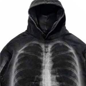 Sudadera con Capucha Extra Grande Personalizada, Top Corto con Pedrería, Borde Crudo de Felpa, Sudadera Corta para Hombre - Product Image 3