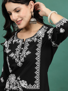 Conjunto de Kurta, Palazzo y Dupatta Recto Elegante de Algodón con Bordado Floral en Color Negro para Mujer, de Alta Calidad y Muy Solicitado - Product Image 5