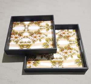 Ensemble de plateaux en bois artisanal avec impression en émail brillant et détails en feuille d'or, parfait pour les tables à café et les collations. - Product Image 3