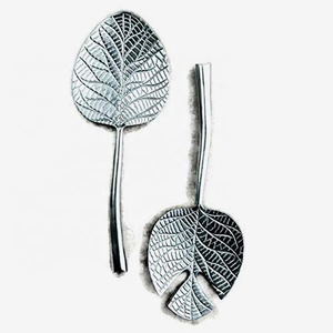 Servidores de ensalada decorativos con diseño de hojas de metal plateado Servidores de ensalada con mango de nuevo diseño que incluyen cuchara y tenedor para ensalada - Product Image 1