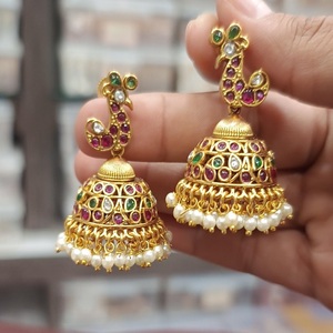 Conjunto de pendientes de Jhumka chapados en oro de primera calidad con diseño tradicional de diseñador con aspecto de piedras perfecto para ropa de boda para mujer - Product Image 1