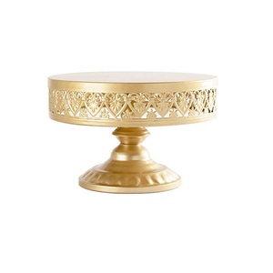Présentoir à gâteaux ou à desserts en métal plaqué or de forme ronde au design unique personnalisable pour les mariages et les fêtes - Product Image 2