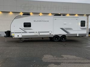 Remolques de Viaje para Campistas 4x4 de Alta Calidad 2025 2026 Heartlands Sundance Ultra-Lite 29RLBS con Cable de Alimentación Desmontable de 50 amperios Disponibles - Product Image 2