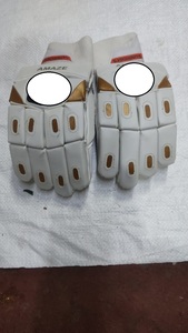 Gants de cricket blancs élégants avec protection avancée - Product Image 3