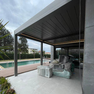 Pérgola Retráctil de Aluminio con Techo de Láminas para Espacios Exteriores Modernos - Product Image 1