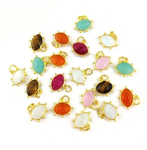 Colgante Marquise con Ojo Tallado en Plata de Ley 925, Bisel Elegante, Piedra Lunar, Collar Minimalista con Ojo Tallado a Mano - Product Image 4