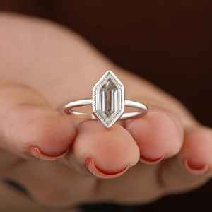 Excelente calidad elegante hexágono Halo diamante anillo geométrico anillo de compromiso diseño para mujeres disponible a precio asequible - Product Image 1