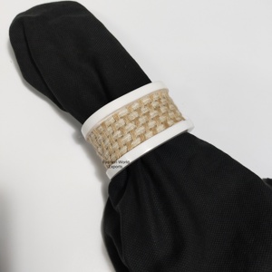 Anillo para Servilletas de Resina Moderno con Inserto de Fibra Natural Tejida, Decoración de Mesa Rústica y Contemporánea para Cenas y Fiestas - Product Image 1
