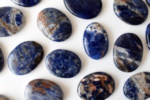 Pierres de méditation ovales en agate sodalite bleue de qualité supérieure, polies avec soin, style européen, pour la méditation et l'artisanat - Product Image 3