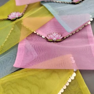 Sac cadeau assorti, sac de faveur de mariage indien, sac cadeau haldi Mehendi Sangeet, sac cadeau en organza, sac d'argent de couverture de saree, - Product Image 1