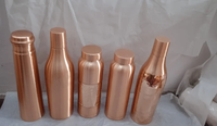 Fabriqué en Inde célèbre bouteilles d'eau en métal gravées et en relief conception classique 100% bouteille d'eau en cuivre preuve ayurvédique