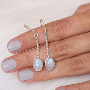 Meilleure qualité véritable 925 argent Sterling naturel arc-en-ciel pierre de lune lunette réglage goutte balancent boucles d'oreilles torsadées bijoux fins - Product Image 4