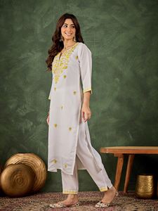 Ensemble Kurta droit en soie mélangée pour femmes, avec pantalon assorti, disponible en qualité et prix d'exportation - Product Image 3