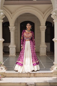 Fabricant indien de Kurtis et Lehengas attrayants en faux georgette avec imprimé Bandhani et patchwork Kutchi - Product Image 6