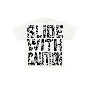 Camiseta Blanca de Jersey con Mensaje de Precaución 'SLIDEWITHCAUTION' - Product Image 3