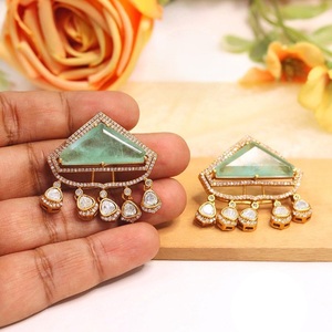 Boucles d'oreilles de qualité supérieure, finition or, pierres de moissanite, style statement, pour mariage, soirée, collection pour femmes et filles - Product Image 2