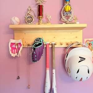 YEEYAYA Scaffale a 2 livelli da parete per softball/baseball, fatto a mano in legno, per 11 mazze, 6 palline ed esposizione trofei - Product Image 5