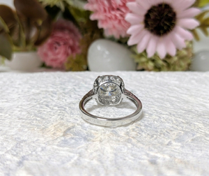 Anillo de Compromiso con Diamante Cultivado en Laboratorio de Corte Ovalado de 3 Quilates, Estilo Vintage, Oro Blanco de 10K, Halo con Pavé - Product Image 6