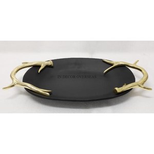 Bandeja decorativa y de servicio de forma ovalada de metal resistente con recubrimiento en polvo de color negro con asas de diseñador de asta chapadas en oro - Product Image 1