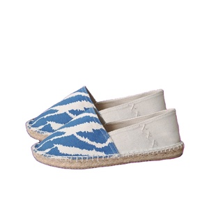 Chaussures d'espadrilles naturelles très confortables de qualité supérieure, spécialement conçues pour les filles du Bangladesh - Product Image 2