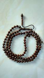 Tasbih en bois artisanal pour la prière quotidienne islamique, fabriqué en bois naturel avec des perles lisses et une corde durable pour une utilisation prolongée - Product Image 6