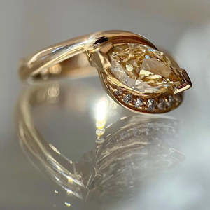 Anello di fidanzamento con diamante marquise giallo fantasia da 1,30 carati, coltivato in laboratorio, con montatura a pavé bypass, certificato IGI, stile Rapture - Product Image 3